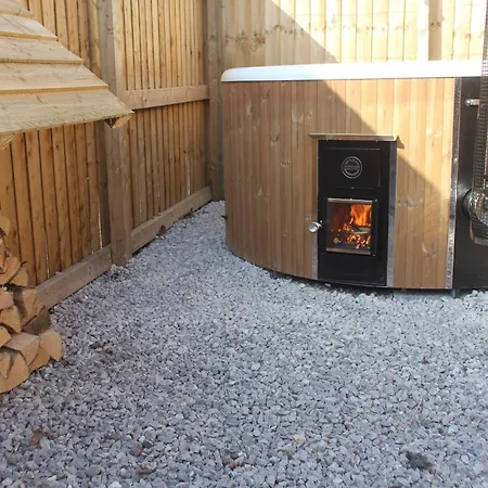 Robin Luxury Barn With Wood-fired Hot Tub Apartman